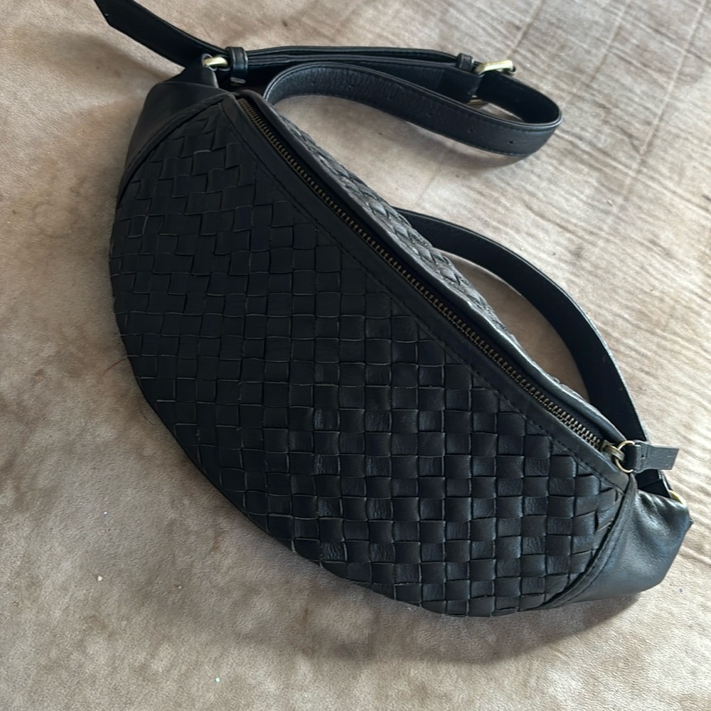 NWT MANDRN Atlas Leather Crossbody bag (fanny pack)